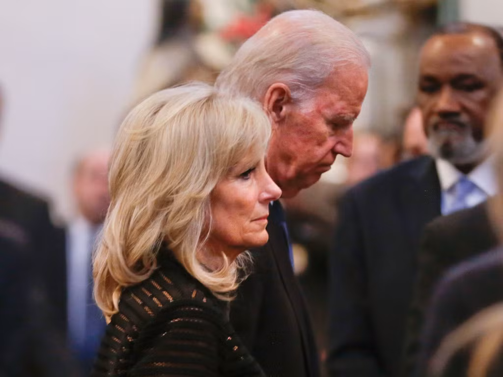 Năm 2015, bi kịch ập đến khi con trai cả Beau Biden của họ qua đời vì ung thư não. Vợ chồng ông Joe Biden lặng lẽ rời đi sau đám tang con trai ở Wilmington, Delaware. Vẫn quay cuồng vì thua lỗ, ông Joe Biden quyết định không tranh cử tổng thống vào năm 2016.