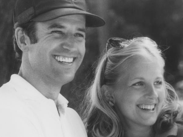 Năm 1975, anh trai ông Joe Biden giới thiệu em trai với bà Jill Taylor Jacobs. Khi đó, ông Biden là thượng nghị sĩ 33 tuổi, mất vợ và con gái trong tai nạn xe hơi vào năm 1972, một mình nuôi 2 con trai nhỏ. Còn bà Jill 24 tuổi, là sinh viên năm cuối, đã ly dị chồng từ 2 năm trước đó.