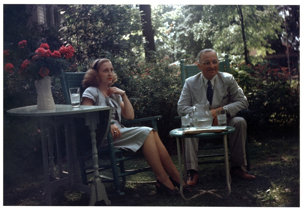 Trong quá khứ, cố Tổng thống Harry Truman từng bênh vực con gái mình theo cách truyền thống. Ông gửi một lá thư bày tỏ sự tức giận tới nhà phê bình âm nhạc Paul Hume, người đã viết bài nhận xét rằng con gái Margaret Truman của ông “không thể hát tốt”. "Một ngày nào đó tôi hy vọng sẽ gặp ông. Khi đó, có thể ông sẽ cần thay mũi, chữa trị cho vùng mặt mày thâm tím và có thể là cả đồ bảo hộ bên dưới”, cố Tổng thống Truman viết trong lá thư gửi từ Nhà Trắng.