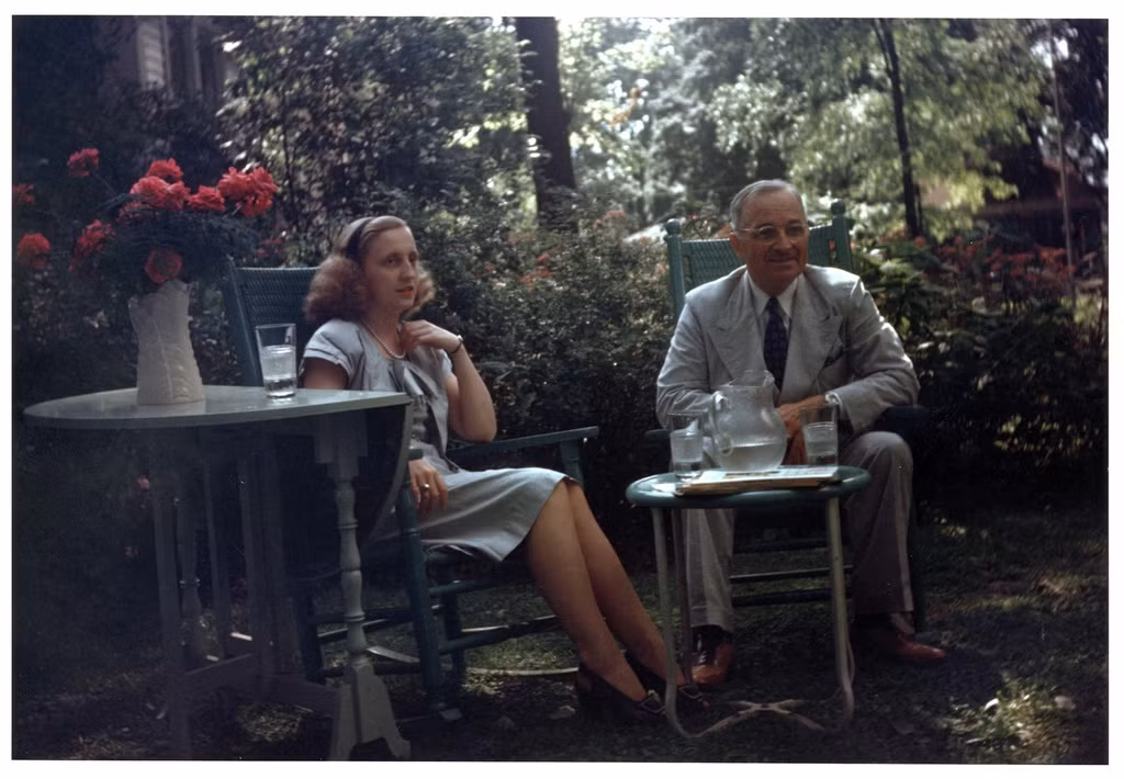 Trong quá khứ, cố Tổng thống Harry Truman từng bênh vực con gái mình theo cách truyền thống. Ông gửi một lá thư bày tỏ sự tức giận tới nhà phê bình âm nhạc Paul Hume, người đã viết bài nhận xét rằng con gái Margaret Truman của ông “không thể hát tốt”. "Một ngày nào đó tôi hy vọng sẽ gặp ông. Khi đó, có thể ông sẽ cần thay mũi, chữa trị cho vùng mặt mày thâm tím và có thể là cả đồ bảo hộ bên dưới”, cố Tổng thống Truman viết trong lá thư gửi từ Nhà Trắng.