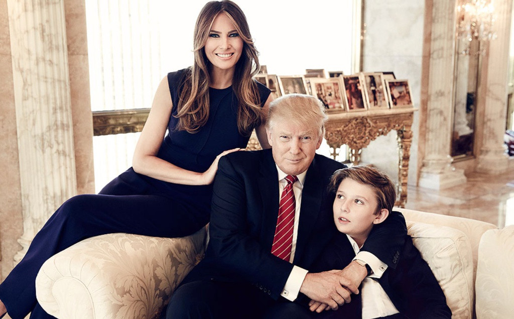 Barron Trump mới chỉ 10 tuổi khi cha trở thành người lãnh đạo nước Mỹ. Trong khi cha bận rộn với việc điều hành đất nước, bà Melania cố giúp cậu bé thoải mái với cuộc sống luôn có dàn mật vụ đi theo nghiêm ngặt, phải tuân theo nhiều quy định chặt chẽ khi sống tại Nhà Trắng. Khi ông Trump nhậm chức và chuyển đến Washington D.C vào đầu năm 2017, bà Melania chọn ở lại New York thêm một thời gian, chờ Barron hoàn thành năm học.