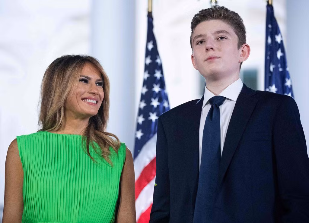 Từ khi chính thức chuyển vào Nhà Trắng, vợ ông Trump khá kín tiếng, ít khi trả lời phỏng vấn truyền thông. Ngoài tháp tùng chồng trong các sự kiện và thực hiện các nhiệm vụ của một đệ nhất phu nhân, bà Melania dành thời gian để chăm sóc và lo chuyện học hành cho con trai. Bà thường chuẩn bị bữa sáng, bữa trưa cho Barron, cùng con làm bài tập.