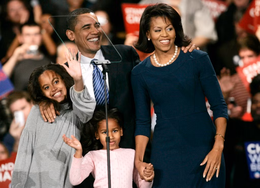 Bù lại, bà dạy Malia và Sasha cách tự lập như những đứa trẻ khác, dù bộ phận hậu cần ở Nhà Trắng luôn sẵn sàng phục vụ gia đình tổng thống. Trong lần phỏng vấn trên chương trình của Oprah Winfrey, bà Michelle chia sẻ hai cô con gái luôn phải tự dọn phòng ngủ và là ủi quần áo. "Chúng tôi đã nói chuyện nghiêm túc về trách nhiệm của mỗi người, chứ không phải mặc nhiên hưởng thụ và có người khác giúp trong khi con có thể tự làm được. Tôi nói, các con không sống ở Nhà Trắng mãi mãi, sau này còn phải học đại học nữa”, cựu đệ nhất phu nhân nói.