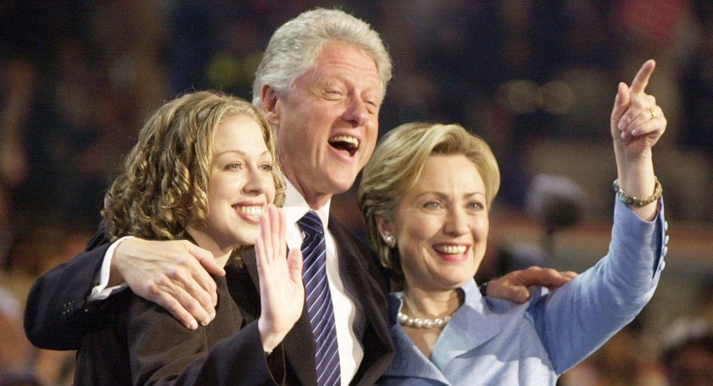 Trong thời gian làm việc ở Nhà Trắng, cựu Tổng thống Bill Clinton đã bảo vệ quyết định của gia đình khi gửi con gái Chelsea Clinton tới trường tư. Trong một cuộc họp mặt vào năm 1993, ông Clinton nói rằng con gái mình "không phải là nhân vật của công chúng". "Con bé không thích nhận được nhiều sự chú ý từ mọi người. Thẳng thắn mà nói, con bé sẽ có nhiều sự riêng tư và tự do quyết định hơn nếu theo học ở trường tư mà nó cũng rất thích tham gia", ông nói.