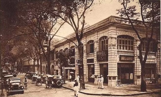 Đường Đồng Khởi hiện nay thời Tự Đức có tên là đường Xóm Hàng Đinh. Khi Pháp đến đã cho rải đá ong và đặt tên đường số 16. Năm 1865, tên đường đổi thành Catinat theo tên Thống chế Pháp đầu thế kỷ 17. Đây là con đường có nhiều nhà hàng sang trọng và sầm uất.