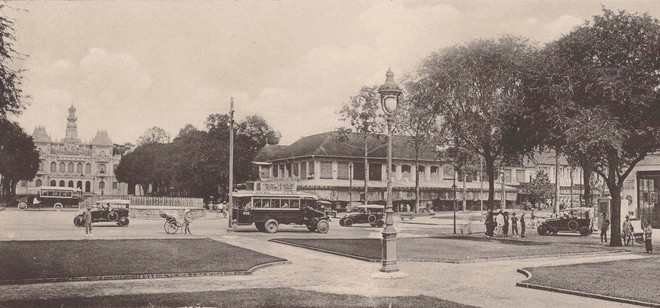 Vốn từng là một con kênh (kinh) được đào từ đầu thế kỷ 19, con đường dọc kênh được đặt tên là đường số 13. Năm 1865 Pháp cho đổi tên thành đường Bonard. Sau khi lấp kênh, đường Bonard dừng lại ở đường Mac-Mahon (đường Nam Kỳ Khởi Nghĩa ngày nay). Năm 1955, đường được đổi tên thành đường Lê Lợi.