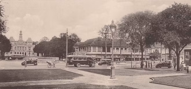 Vốn từng là một con kênh (kinh) được đào từ đầu thế kỷ 19, con đường dọc kênh được đặt tên là đường số 13. Năm 1865 Pháp cho đổi tên thành đường Bonard. Sau khi lấp kênh, đường Bonard dừng lại ở đường Mac-Mahon (đường Nam Kỳ Khởi Nghĩa ngày nay). Năm 1955, đường được đổi tên thành đường Lê Lợi.