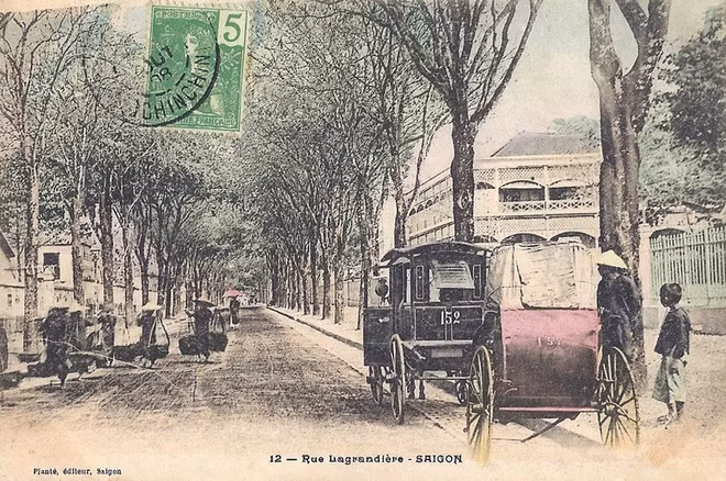 Sau khi chiếm Sài Gòn, Pháp đổi tên đường là đường số 17. Do có Dinh Thống đốc nên đường có tên Gouverneur. Đến năm 1870 đường đổi thành La Grandière. Trải qua nhiều lần đổi tên khác, sau ngày 30 tháng 4 năm 1975, đường có tên Lý Tự Trọng cho đến nay.