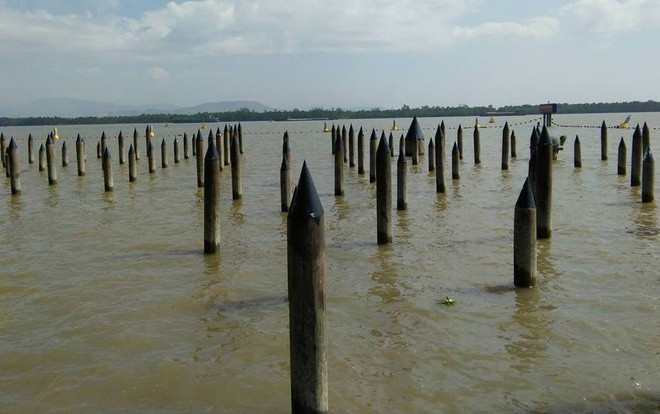  Sông Bạch Đằng còn có tên khác là Bạch Đằng Giang, chảy qua địa phận của thị xã Quảng Yên (Quảng Ninh) với huyện Thủy Nguyên của thành phố Hải Phòng. 