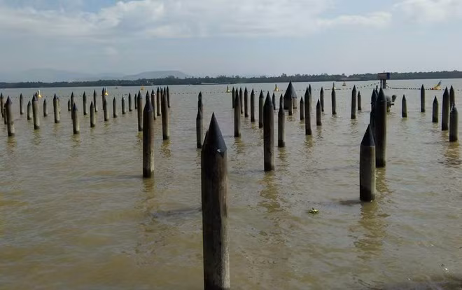  Sông Bạch Đằng còn có tên khác là Bạch Đằng Giang, chảy qua địa phận của thị xã Quảng Yên (Quảng Ninh) với huyện Thủy Nguyên của thành phố Hải Phòng. 