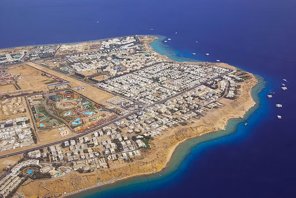 Thành phố Sharm El Sheikh của Ai Cập nằm ở cực nam của bán đảo Sinai ngoài khơi Biển Đỏ. Nơi đây tương đối đông dân cư với khoảng 73.000 người tính đến năm 2015. Thành phố đóng vai trò là trung tâm hành chính của tỉnh Nam Sinai. Cảnh quan đẹp, ấn tượng và kiểu thời tiết ấm áp ổn định đưa thành phố trở thành điểm nóng về du lịch. Du khách tới đây có thể tham gia các hoạt động thể thao dưới nước.