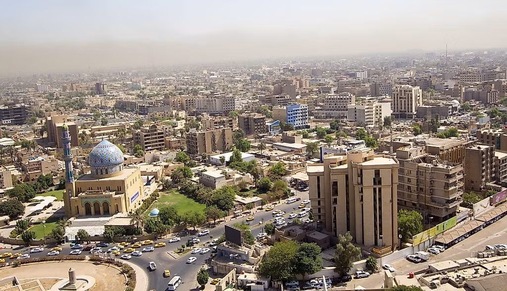 Một thành phố sa mạc nổi tiếng khác là Baghdad, thủ đô của Iraq. Thành phố lâu đời này nằm dọc con sông Tigris, được thành lập vào thế kỷ 8. Nơi đây đóng vai trò là trung tâm văn hóa, thương mại và trí tuệ quan trọng trong thế giới người Hồi giáo. Trong đó, House of Wisdom là một trong những công trình nổi tiếng.