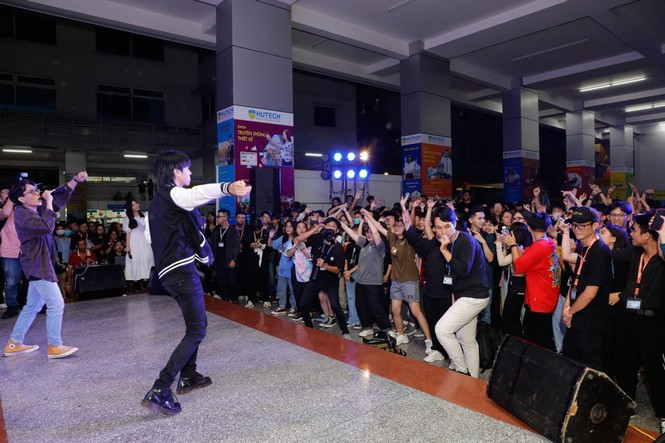 Hàng nghìn người trẻ thích thú thông điệp “dám thể hiện, là chính mình” - Hình 3 Hang nghin nguoi tre thich thu thong diep “dam the hien, la chinh minh”-Hinh-3