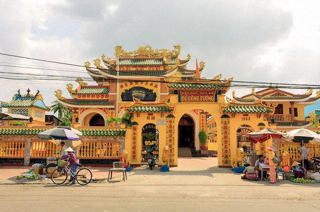 Tại TP Cao Lãnh có mộ và đền ông, bà Đỗ Công Tường, được xếp hạng di tích quốc gia. Theo tư liệu của Bảo tàng Đồng Tháp, ông, bà Đỗ Công Tường xưa quê ở miền Trung, đến đây lập nghiệp, có công lập chợ, làm cho vùng đất này thêm phát triển, được người dân kính trọng. Ông Đỗ Công Tường tục danh là Lãnh, giữ chức câu đương, nên được gọi là Câu Lãnh. Địa danh "Cao Lãnh" do nói trại từ Câu Lãnh mà ra. Ảnh: Bùi Thụy Đào Nguyên.