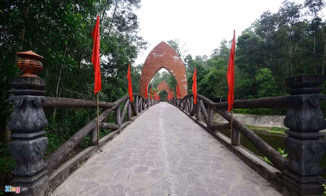  Năm 1303, khi được cử đi sứ tới Chiêm Thành, theo lễ tiết, sứ thần phải lạy rồi sau mới mở chiếu thư. Tuy nhiên, Đoàn Nhữ Hài vì lòng tự tôn quốc gia, không chịu quỳ lạy vua nước khác, đã nghĩ ra kế cúi lạy chiếu thư của vua nước mình.