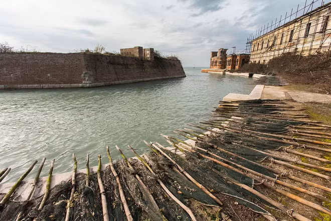 Tuy nhiên, việc lên đảo bị cấm với du khách phổ thông. Để đến đây, bạn phải đăng ký và trải qua quá trình xét duyệt khắt khe của chính quyền. Ảnh: Telegraph.