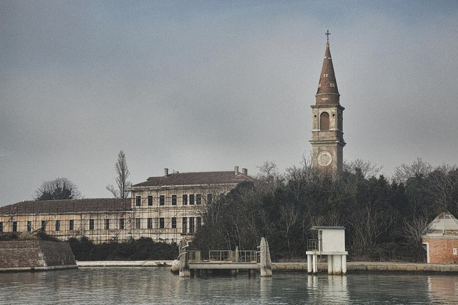 Điều đặc biệt là chỉ nằm cách Venice khoảng 15 km, nhưng Poveglia bị bỏ hoang, không có người sinh sống, với nhiều lời đồn đại. Ảnh: Telegraph.