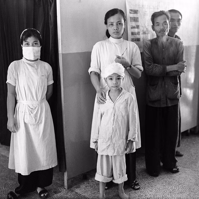 Thomas Billhardt là nhiếp ảnh gia chịu khó di chuyển, giao tiếp. Ông thường chủ động đề nghị được tới thăm nhiều địa điểm quan trọng. Bức ảnh trên được chụp tại Bệnh viện Hữu Nghị Việt Đức, Hà Nội, năm 1967.