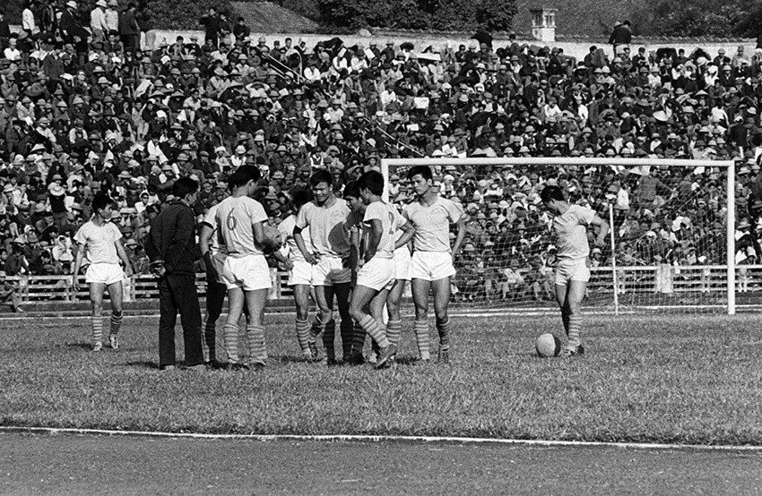 Dù ở hiện tại hay trong quá khứ, bóng đá vẫn luôn là môn thể thao được nhiều người yêu thích. Trận cầu trên diễn ra năm 1969 và các khán đài đều được khán giả phủ kín.