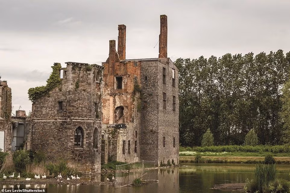  3. Lâu đài Havré, Mons, Hainaut, Bỉ: Lâu đài Havré đã chứng kiến nhiều biến cố lịch sử trong quá khứ. Vào thế kỷ 16, lâu đài bị lãnh chúa Don John (Áo) đánh chiếm, tuy nhiên người Bỉ đã đòi lại vào thế kỷ 17. Sau khoảng thời gian thịnh vượng, đến đầu thế kỷ 20, lâu đài bị bỏ hoang và nhường quyền cho thiên nhiên chiếm giữ.