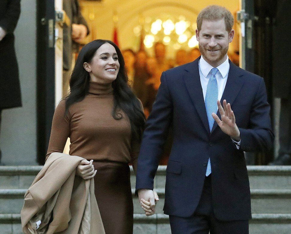 Năm 2016, khi chuyện tình của vợ chồng Harry và Markle bị công chúng phản ứng tiêu cực, cựu Công tước xứ Sussex đã gửi một kiến nghị dài tới giới truyền thông. Trong đó, anh yêu cầu các tờ báo, tay săn ảnh tôn trọng bạn đời của mình. Bốn năm sau, Harry một lần nữa công khai bảo vệ vợ khi nói về quyết định rút khỏi của hoàng gia Anh.