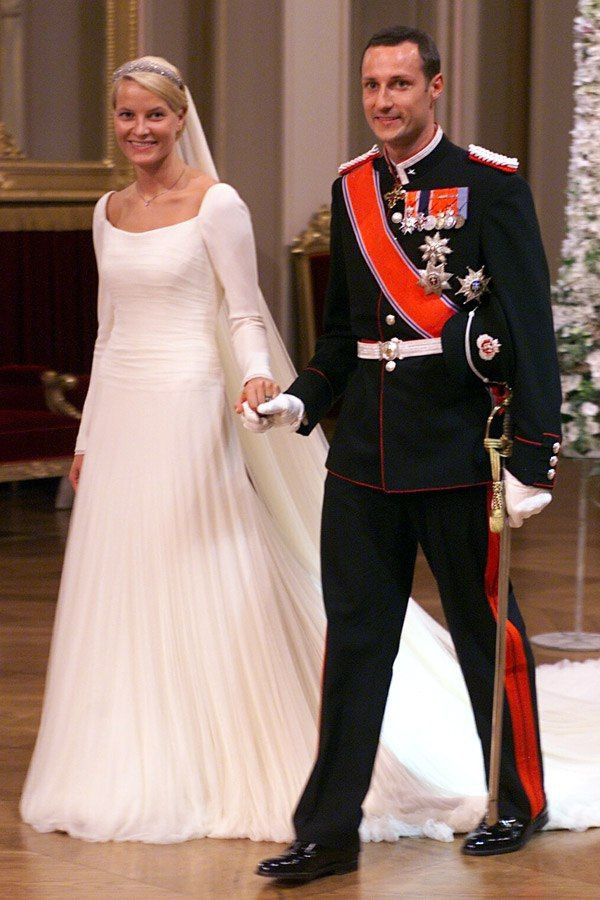 Bên cạnh đó, Haakon và Mette-Marit đã chung sống với nhau trước đám cưới. Đây là điều không được chấp nhận ở đất nước này. Năm 2001, vài ngày trước khi hôn lễ hoàng gia diễn ra, Mette-Marit đã thừa nhận về sai lầm trong quá khứ tại một cuộc họp báo. Sau sự kiện đó, nhiều người dân dần mở lòng hơn với “nửa kia” của Haakon.