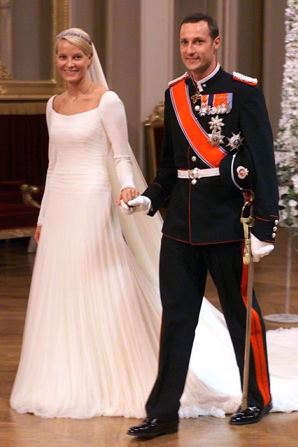 Bên cạnh đó, Haakon và Mette-Marit đã chung sống với nhau trước đám cưới. Đây là điều không được chấp nhận ở đất nước này. Năm 2001, vài ngày trước khi hôn lễ hoàng gia diễn ra, Mette-Marit đã thừa nhận về sai lầm trong quá khứ tại một cuộc họp báo. Sau sự kiện đó, nhiều người dân dần mở lòng hơn với “nửa kia” của Haakon.