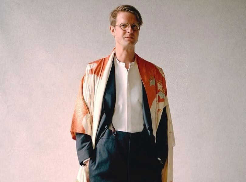 Hoàng tử Rostislav Romanov - một họa sĩ người Anh gốc Nga - là hậu duệ của gia đình hoàng gia xứ sở bạch dương. Tổ tiên của anh đã bị hành quyết trong cuộc cách mạng năm 1918.