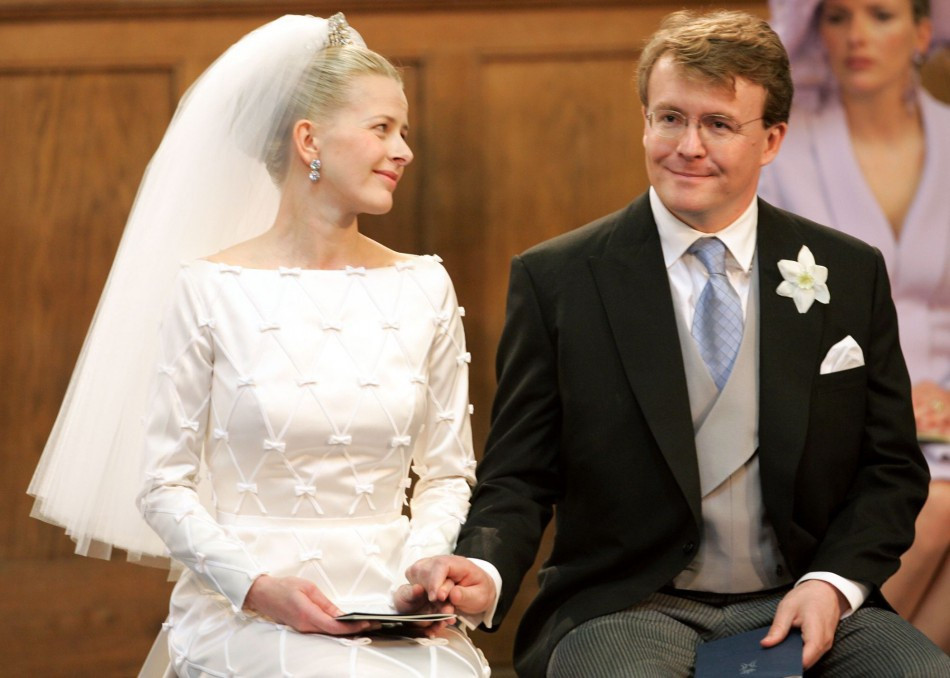 Hôn thê của hoàng tử Hà Lan thông thạo 7 thứ tiếng và từng làm việc cho Liên Hợp Quốc. Tuy nhiên, do dính vào nhiều mối quan hệ mập mờ, cuộc hôn nhân của cả hai từng hứng chịu phản ứng kịch liệt từ chính phủ. Nữ hoàng Beatrix cũng khá sốc trước quyết định của con trai mình. Cuối cùng, Friso phải từ bỏ ngôi báu để kết hôn với người mình yêu.