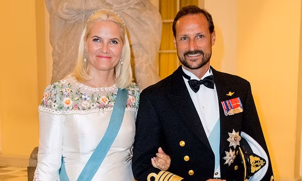 Câu chuyện kết hôn với bà mẹ đơn thân của người thừa kế ngai vàng Na Uy, Thái tử Haakon, khiến dư luận nước này xôn xao một thời gian dài. Giống với Vua Harald V, thái tử Na Uy cũng lấy một phụ nữ thường dân. Chuyện tình của họ ban đầu không được người dân ủng hộ vì Công nương Mette-Marit Tjessem Hoiby đã có một con trai 3 tuổi với tên tội phạm từng bị kết án tàng trữ ma túy.