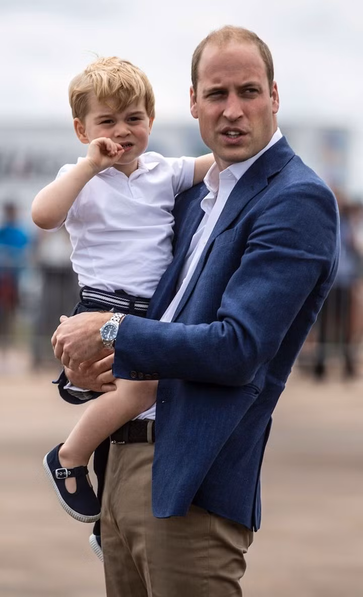 Trong nhiều chuyến thăm châu Âu, vợ chồng Công tước xứ Cambridge thường xuyên đưa các con đi cùng. Theo Business Insider, William đã được nữ hoàng Anh cho phép đi cùng con vì Hoàng tử George còn nhỏ tuổi. Thế nhưng, điều này sẽ chấm dứt khi cậu bé đón sinh nhật lần thứ 12.