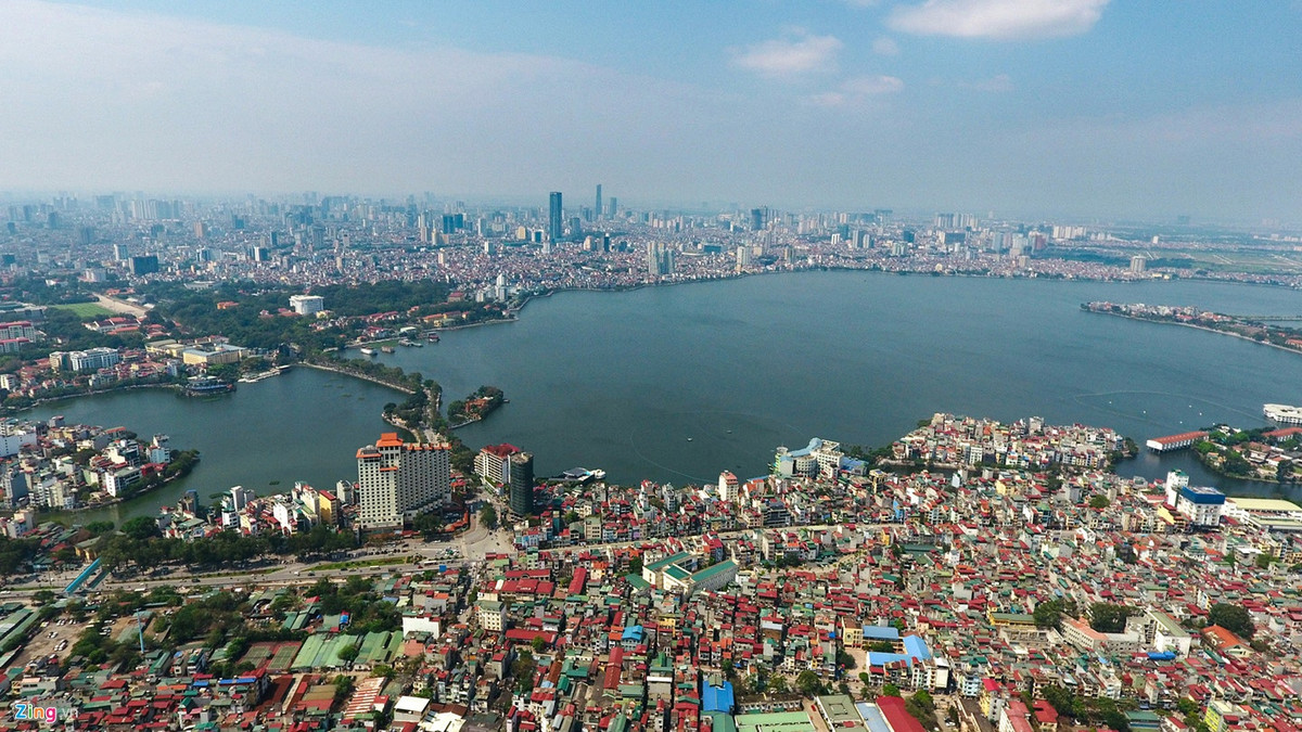 Hà Nội có rất nhiều hồ nước lớn nhỏ, trong đó hồ Tây nằm ở quận Tây Hồ là hồ nước tự nhiên lớn nhất nội thành với diện tích lên tới 500 ha. Hồ Tây rất nổi tiếng và đã đi vào những bài thơ, ca khúc từ xa xưa. Trong lịch sử, hồ Tây từng có rất nhiều tên gọi khác, như đầm Xác Cáo, hồ Kim Ngưu, Lãng Bạc, Dâm Đàm, Đoài Hồ... Ảnh: Tiến Tuấn.