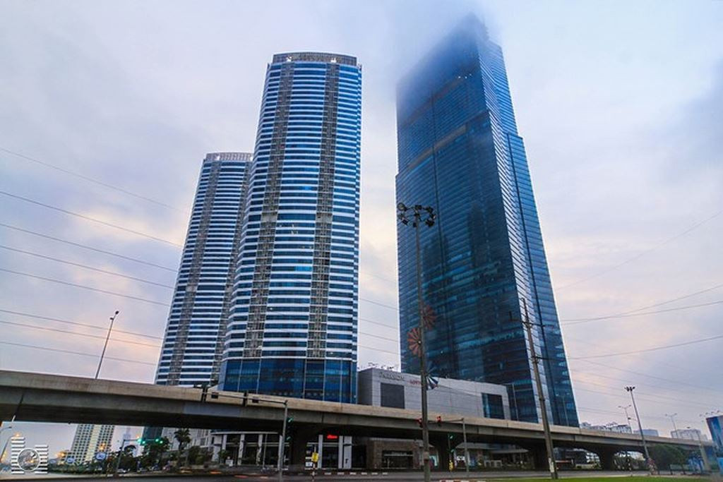 Keangnam Hanoi Landmark Tower nằm ở quận Nam Từ Liêm hiện là tòa nhà cao nhất Hà Nội (thứ 2 Việt Nam) với 72 tầng ở độ cao 345 m. Tòa nhà thực chất là một khu phức hợp căn hộ, khu mua sắm, giải trí, diện tích sàn lên tới hơn 600.000 m2 lớn nhất Việt Nam. Keangnam Hanoi chính là đại diện cho tốc độ tăng trưởng kinh tế nhanh chóng của thủ đô Hà Nội nói riêng và Việt Nam nói chung. Ảnh: Baoxaydung.