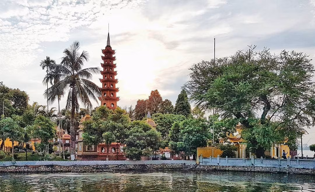 Hà Nội ngày nay có hơn 100 ngôi chùa, trong số đó có nhiều ngôi chùa cổ kính có lịch sử hàng trăm năm. Đặc biệt là chùa Trấn Quốc, ngôi chùa được coi là lâu đời nhất lịch sử Thăng Long - Hà Nội, được xây dựng từ thế kỷ thứ VI đến nay đã có niên đại 1.500 năm. Nằm trên một hòn đảo phía đông hồ Tây, hàng ngày chùa Trấn Quốc vẫn thu hút rất đông du khách và phật tử tới cúng bái. Ảnh: Moitruongdothi.