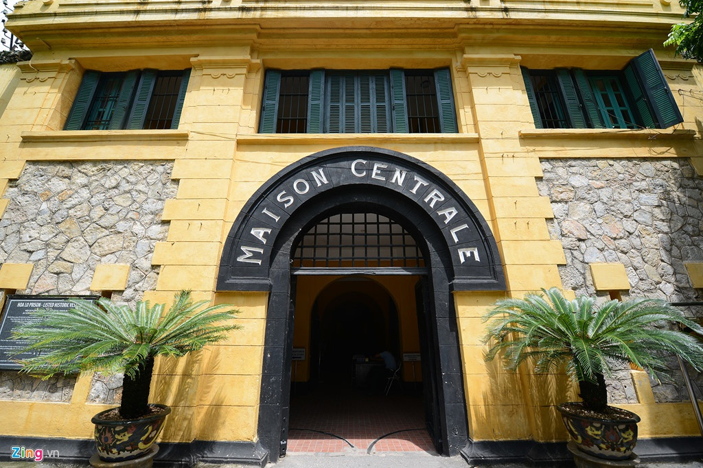 Con phố có duy nhất một số nhà ở Hà Nội là phố Hỏa Lò, đó chính là Bảo tàng Hỏa Lò nằm ở địa chỉ số 1 Hỏa Lò. Con phố nổi tiếng này nối từ đoạn Hai Bà Trưng đến Lý Thường Kiệt có chiều dài 165 m, hàng ngày vẫn tiếp đón một lượng lớn du khách nước ngoài vào tham quan. Ảnh: Lê Hiếu.