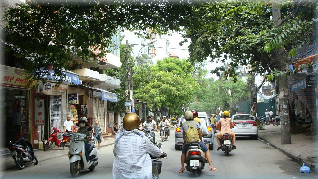 Phố dài nhất ở nhà nội là phố Thụy Khuê, có chiều dài lên tới 3,2 km, còn con đường dài nhất ở Hà Nội là đường Nguyễn Văn Linh có chiều dài 5,7 km. Cần phân biệt phố và đường là khác nhau, đường có quy mô lớn hơn và nằm trong quy hoạch trục chính, còn phố là lối đi nhỏ và 2 bên đường có nhiều cửa hàng, cửa hiệu. Ảnh: Mapio.