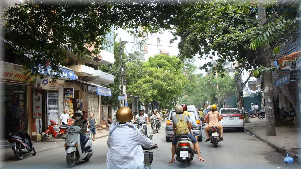 Phố dài nhất ở nhà nội là phố Thụy Khuê, có chiều dài lên tới 3,2 km, còn con đường dài nhất ở Hà Nội là đường Nguyễn Văn Linh có chiều dài 5,7 km. Cần phân biệt phố và đường là khác nhau, đường có quy mô lớn hơn và nằm trong quy hoạch trục chính, còn phố là lối đi nhỏ và 2 bên đường có nhiều cửa hàng, cửa hiệu. Ảnh: Mapio.