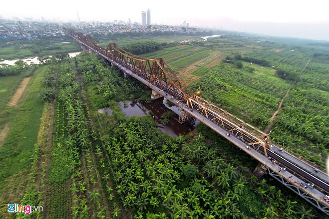 Trong số 7 cây cầu bắc qua sông Hồng ở Hà Nội, cầu Long Biên là cây cầu cổ nhất được người Pháp xây dựng từ năm 1898 đến 1902. Với 120 năm tuổi đời, hiện nay cây cầu có nguyên liệu chủ yếu là sắt thép này vẫn hoạt động hàng ngày, tuy nhiên chủ yếu dùng cho các phương tiện nhỏ như xe đạp, xe máy. Ảnh: Mạnh Thắng.