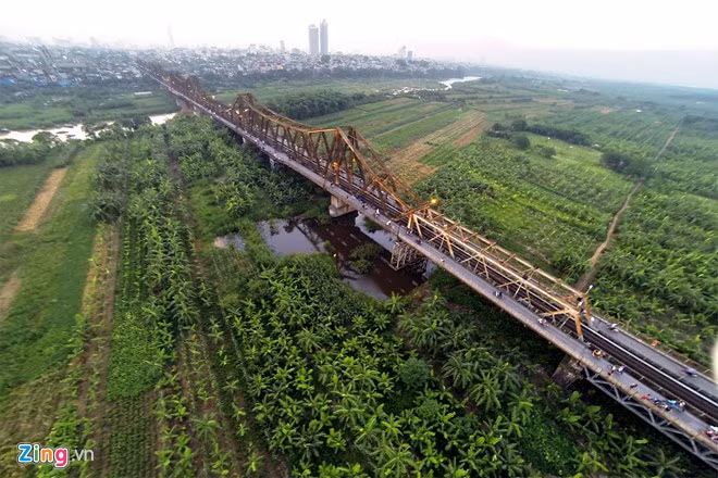 Trong số 7 cây cầu bắc qua sông Hồng ở Hà Nội, cầu Long Biên là cây cầu cổ nhất được người Pháp xây dựng từ năm 1898 đến 1902. Với 120 năm tuổi đời, hiện nay cây cầu có nguyên liệu chủ yếu là sắt thép này vẫn hoạt động hàng ngày, tuy nhiên chủ yếu dùng cho các phương tiện nhỏ như xe đạp, xe máy. Ảnh: Mạnh Thắng.