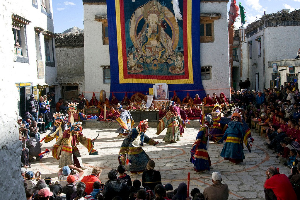 Lễ hội Phật giáo quan trọng nhất ở Mustang là Tiji, được tổ chức hàng năm vào đầu mùa xuân. Ngoài ra, sự đồ sộ và hiện diện khắp mọi nơi của các tu viện cũng là minh chứng nổi bật cho vị trí của tôn giáo trong đời sống người Lo. Ảnh: Namasadventure.