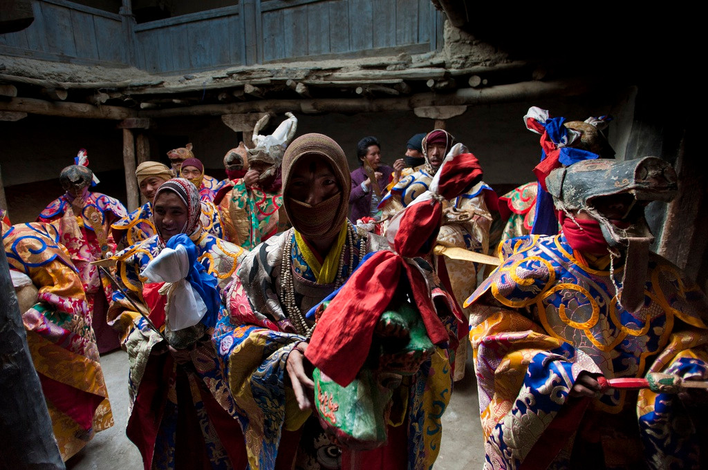 Cuộc sống hàng ngày của người Mustang ở vùng đất khô cằn xoay quanh chăn nuôi (các loại gia súc như dê, ngựa, la, lừa, bò và yak), nông nghiệp và thương mại. Các loại cây trồng chính là lúa mạch và kiều mạch, ngoài ra còn có ngô, táo, mơ và các loại rau. Kể từ năm 1992, nhà vua bắt đầu mở cửa, cho phép người ngoài vào Mustang và ngành du lịch ở đây bắt đầu phát triển. Tuy nhiên, chỉ có 1.000 du khách được ghé thăm mỗi năm. Người ta coi đây là cách để bảo tồn vương quốc. Ảnh: Namasadventure.