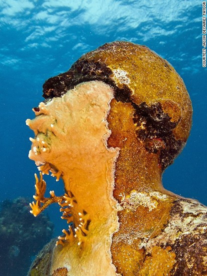 Theo quan niệm của tác giả, những bức tượng điêu khắc nổi bật sẽ đứng vững trong tâm trí người xem, ngay cả những chi tiết nhỏ nhất cũng có thể cho chúng ta sự hiểu biết tổng thể về tác phẩm.