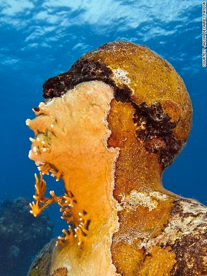 Theo quan niệm của tác giả, những bức tượng điêu khắc nổi bật sẽ đứng vững trong tâm trí người xem, ngay cả những chi tiết nhỏ nhất cũng có thể cho chúng ta sự hiểu biết tổng thể về tác phẩm.