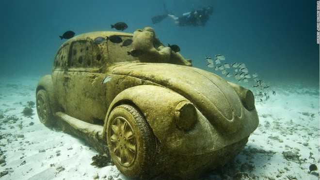 Một tác phẩm mang hình dáng xe VW Beetle được đặt tại các vùng biển ở Mexico. Theo ông Taylor, Beetle trở thành “ngôi nhà an toàn” cho cua và tôm hùm. Sau 6 tháng, ông phát hiện gần 100 con tôm hùm sinh sống bên trong xe.
