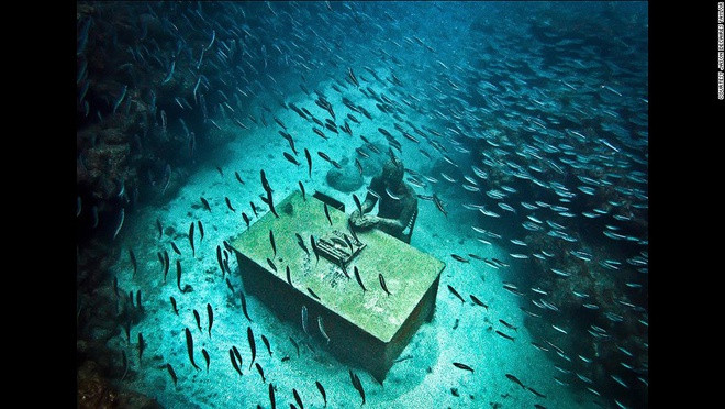 “Khi ngắm tác phẩm ở nhiều vị trí khác nhau, trí tưởng tượng của bạn cũng trở nên phong phú hơn. Điều này giống như khi lạc vào một giấc mơ, bạn có thể sống trong những ý tưởng mới”, nghệ sĩ Taylor giải thích.