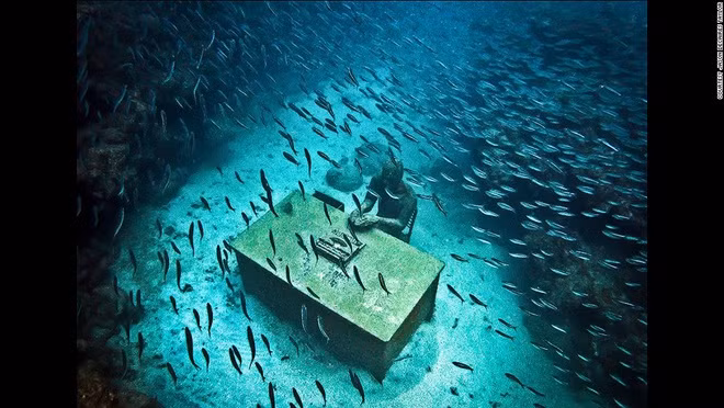 “Khi ngắm tác phẩm ở nhiều vị trí khác nhau, trí tưởng tượng của bạn cũng trở nên phong phú hơn. Điều này giống như khi lạc vào một giấc mơ, bạn có thể sống trong những ý tưởng mới”, nghệ sĩ Taylor giải thích.