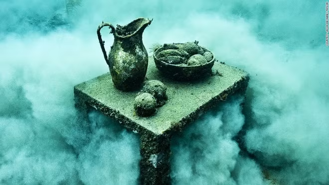 Các tác phẩm điêu khắc là sáng tạo nghệ thuật độc đáo dưới biển. Nghệ sĩ Taylor đã tạo ra chúng từ một loại xi măng đặc biệt có độ PH trung tính. Chúng thường có khối lượng lớn nên có thể trụ vững dưới nước.