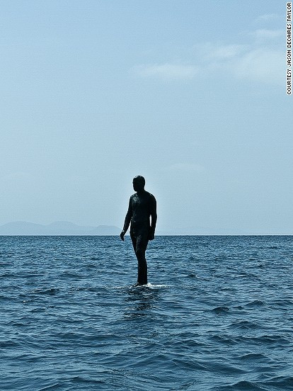 Tác phẩm điêu khắc mang dáng hình một người đàn ông sẽ là tín hiệu dẫn vào bảo tàng. Nghệ sĩ Taylor sử dụng những tấm năng lượng mặt trời có thể phát sáng vào ban đêm để ốp bên ngoài bức tượng nhằm cảnh báo tàu thuyền khi di chuyển qua vùng biển. Nhân vật sẽ bất động nhờ một cơ chế trụ phức tạp dưới nước. Toàn bộ công trình điêu khắc là hình ảnh lấy từ thực tế sống động.