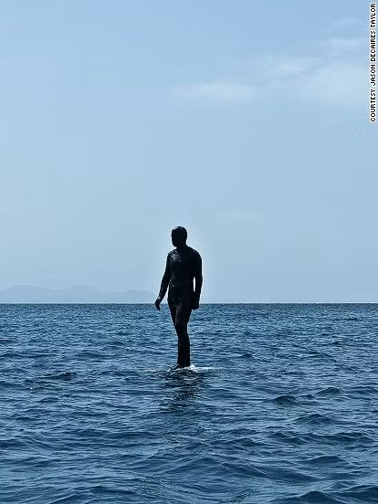 Tác phẩm điêu khắc mang dáng hình một người đàn ông sẽ là tín hiệu dẫn vào bảo tàng. Nghệ sĩ Taylor sử dụng những tấm năng lượng mặt trời có thể phát sáng vào ban đêm để ốp bên ngoài bức tượng nhằm cảnh báo tàu thuyền khi di chuyển qua vùng biển. Nhân vật sẽ bất động nhờ một cơ chế trụ phức tạp dưới nước. Toàn bộ công trình điêu khắc là hình ảnh lấy từ thực tế sống động.