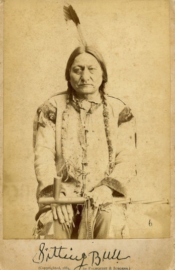 Trong ảnh là vị tù trưởng nổi tiếng Sitting Bul của bộ tộc người da đỏ Lakota Hunkpapa. Ông lãnh đạo bộ tộc của mình trong suốt những năm kháng chiến chống lại chính phủ Mỹ. Trận chiến đáng ghi nhớ nhất diễn ra ngày 25/06/1876 gần sông Little Bighorn, phía đông Montana Territory, gần khu vực Crow Agency MT ngày nay. Trung đoàn Kỵ binh 7 của Mỹ, bao gồm 700 người chỉ huy bởi tướng George Armstrong Custer, đã bị đánh bại. Năm tiểu đoàn của trung đoàn bị tiêu diệt.